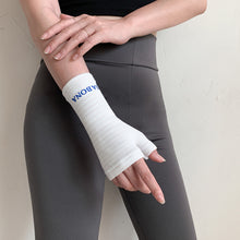 Load image into Gallery viewer, Sabona of London Hand Support. Sizes Small / Medium, Large / Extra Large, XXL.