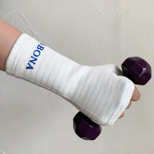 Load image into Gallery viewer, Sabona of London Hand Support. Sizes Small / Medium, Large / Extra Large, XXL.